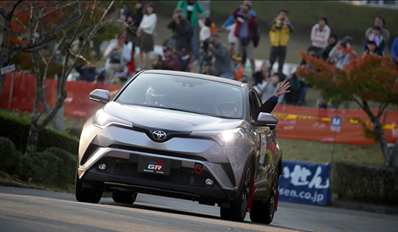 最終日に新城総合公園で行われたイベントでは、モリゾウこと豊田章男トヨタ自動車社長が、2016年内発売予定のC-HRでデモ走行を披露するサプライズ演出も。