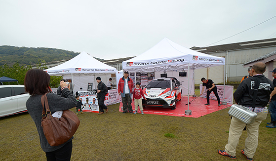 TOYOTA GAZOO RacingブースではヤリスWRCレプリカを展示。多くのファンがその姿を記念撮影していました。