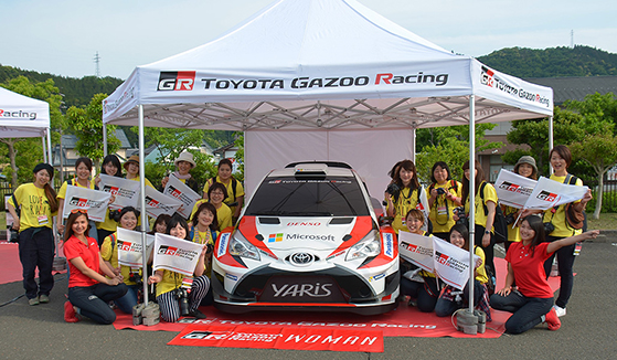 TOYOTA GAZOO Racingブースでは、「カメラ女子」たちがヤリスWRCレプリカを囲んで記念撮影。