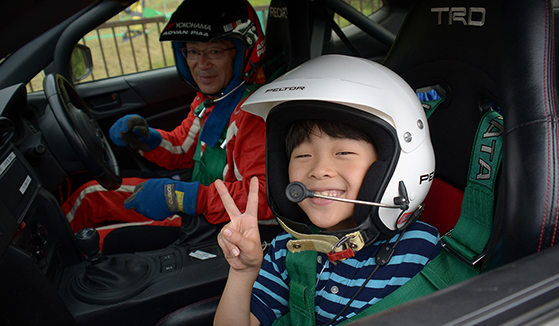 スーパーSSの会場をそのまま利用して「コ・ドライバー体験」が行われました。イベントに参加した子どもたちの中から、未来のラリードライバーが誕生するかも？