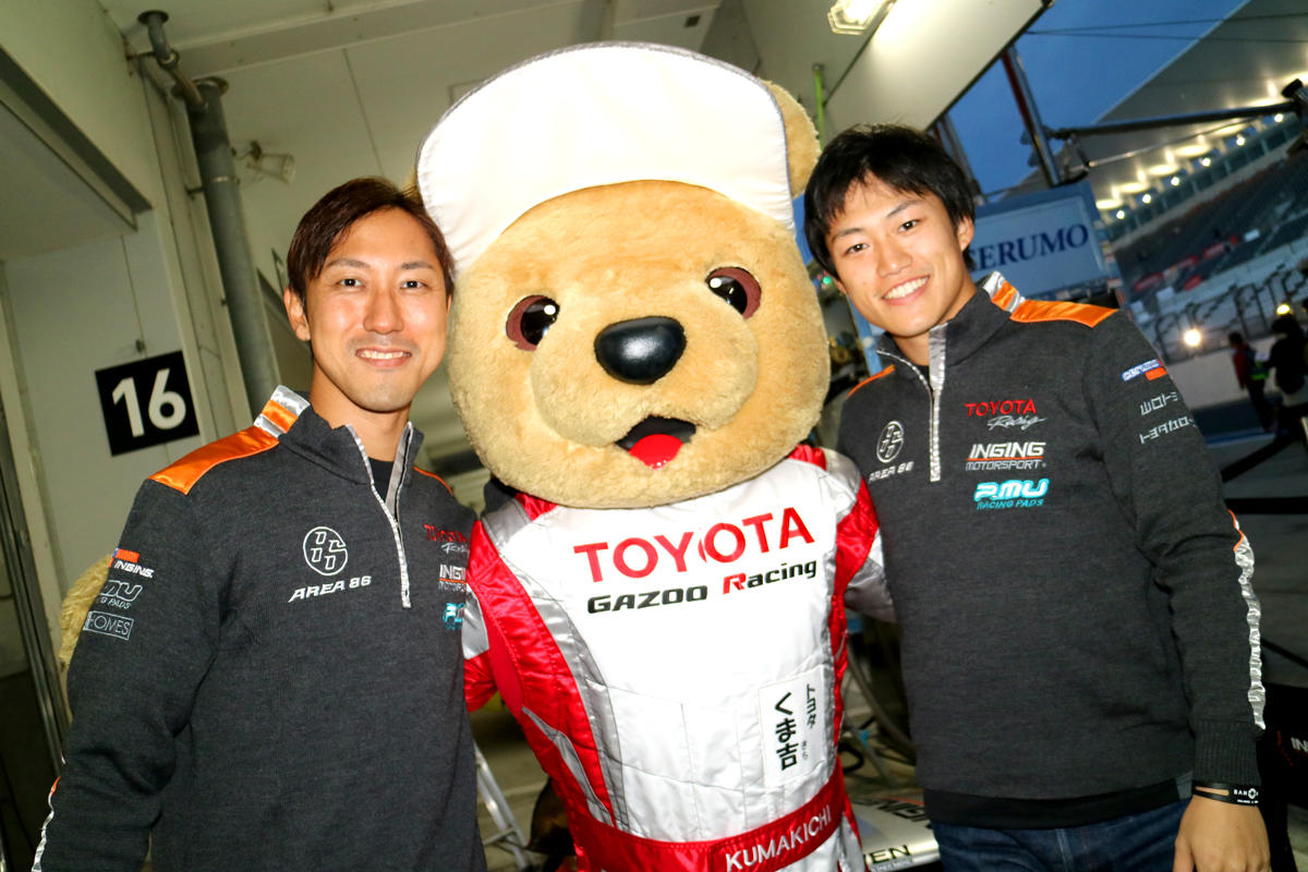 石浦選手と国本選手と一緒に記念撮影するトヨタ くま吉