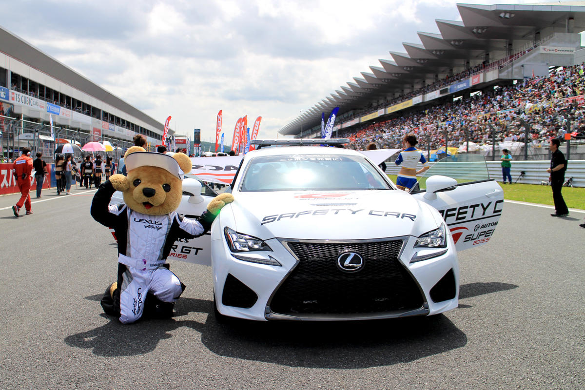 セーフティカーのLEXUS RC Fと一緒に写るくま吉
