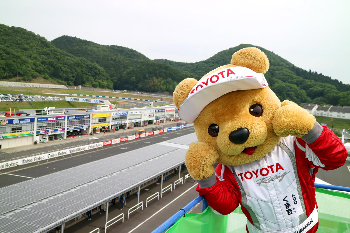 岡山国際サーキットで記念撮影するトヨタ くま吉