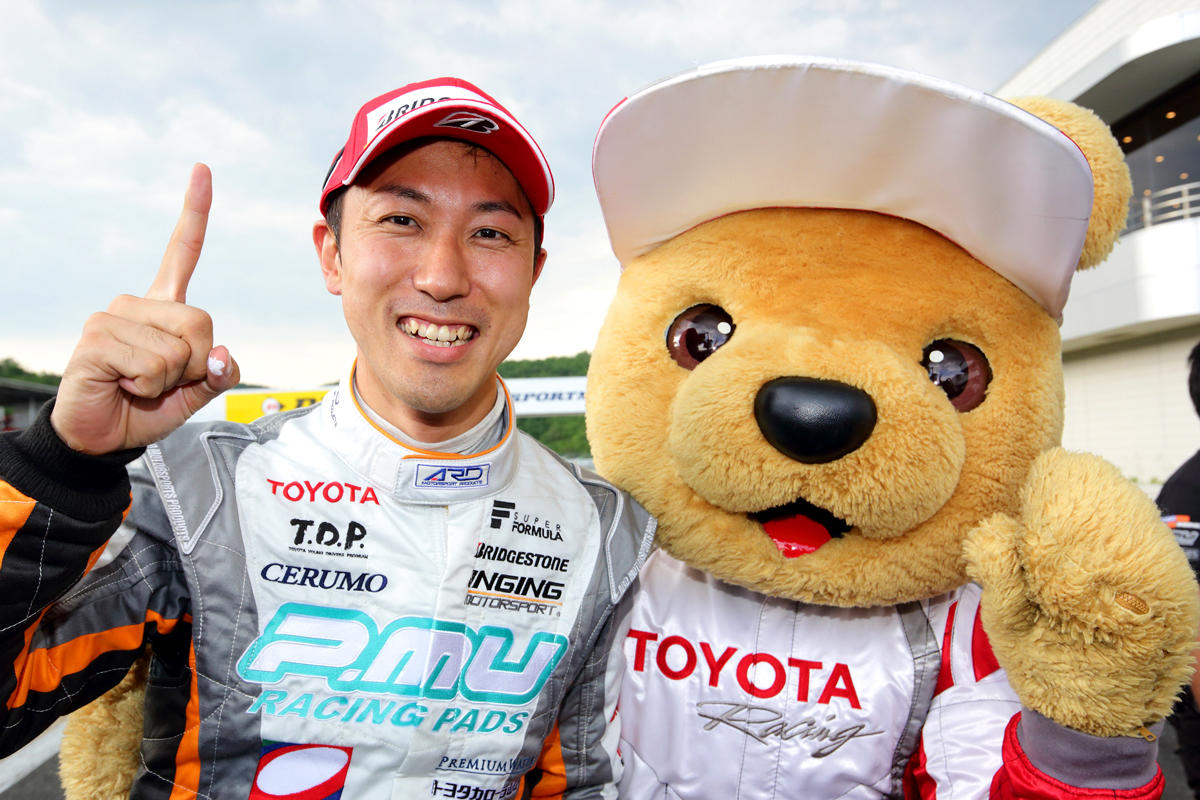 石浦宏明選手とトヨタ くま吉