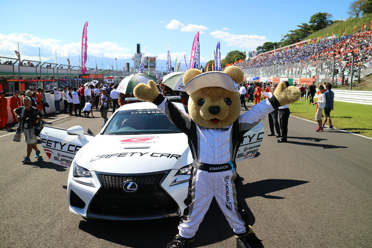 セーフティカーのLEXUS RC Fと一緒に写るくま吉