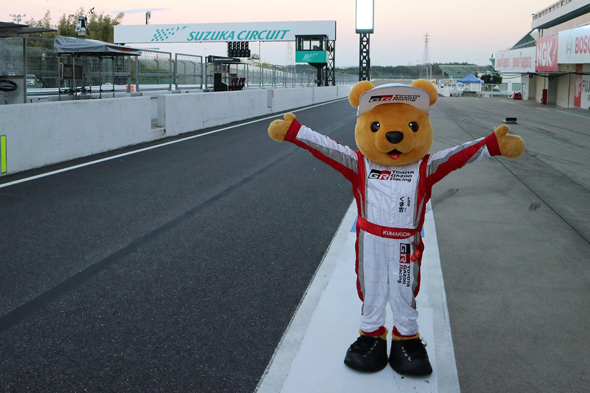 鈴鹿サーキットで撮影するトヨタ くま吉