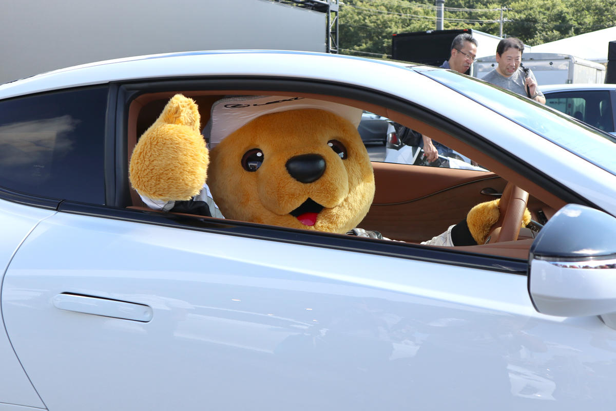 LEXUS LCに乗り込むレクサス くま吉
