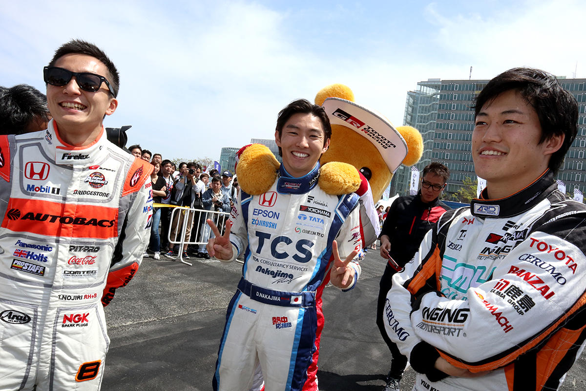 Honda Racingの野尻智紀選手と中嶋大祐選手、TOYOTA GAZOO Racingの国本雄資選手と記念撮影をするトヨタ くま吉
