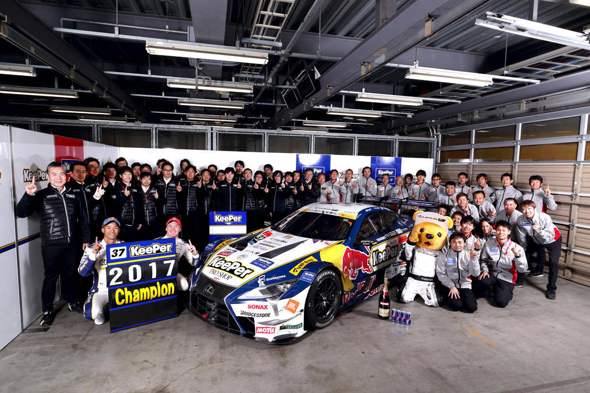 SUPER GT チャンピオンとなったKeePer TOM'S LC500 37号車のドライバー、チームスタッフ、エンジニアと記念撮影するレクサス くま吉