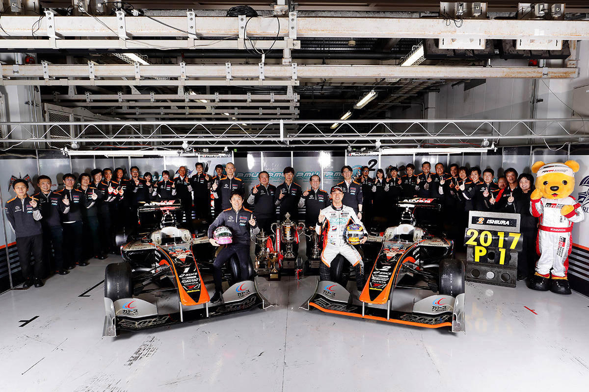 スーパーフォーミュラ チャンピオンとなったP.MU/CERUMO・INGING SF14２号車のドライバー、チームスタッフ、エンジニアと記念撮影するトヨタ くま吉