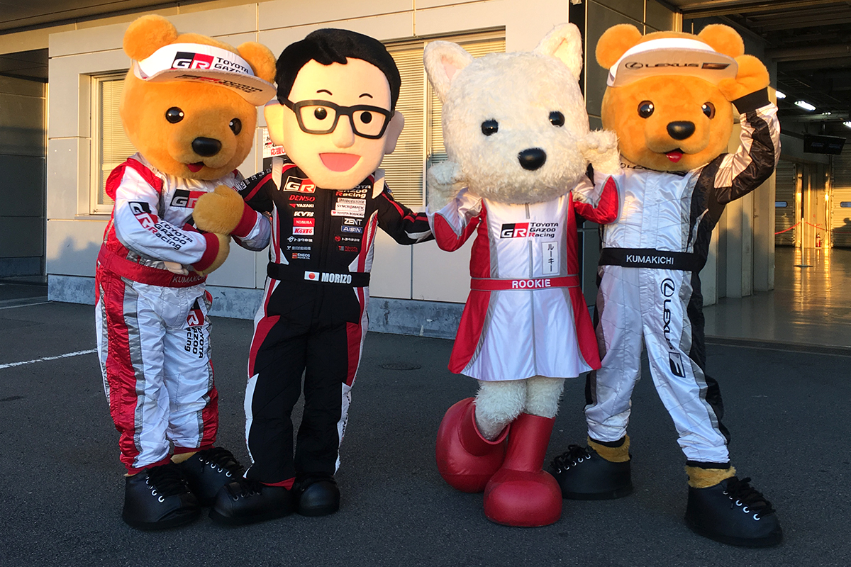 KYGNUS SUNOCO Team LeMans SF13といっしょに記念撮影するトヨタ くま吉