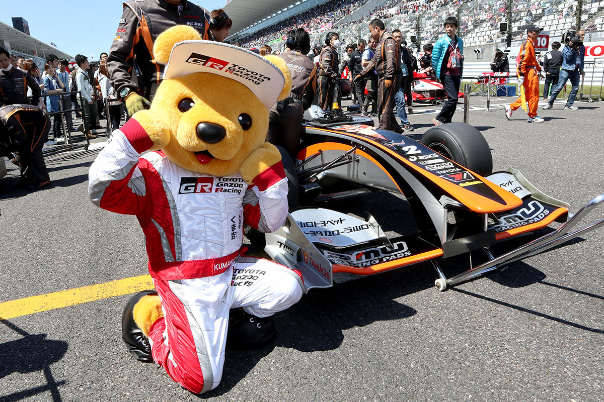 2017年のスーパーフォーミュラ開幕戦でグリッドウォークに参加したトヨタ くま吉
