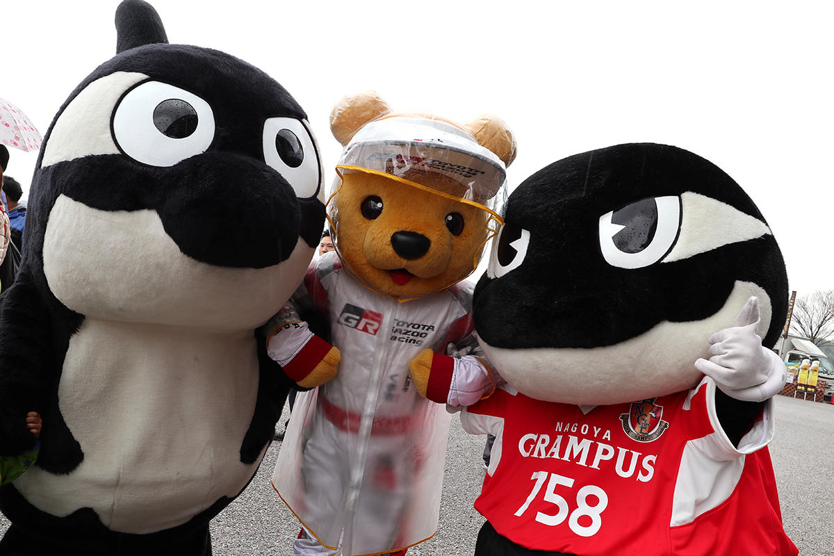 豊田スタジアムのピッチで記念撮影するトヨタ くま吉