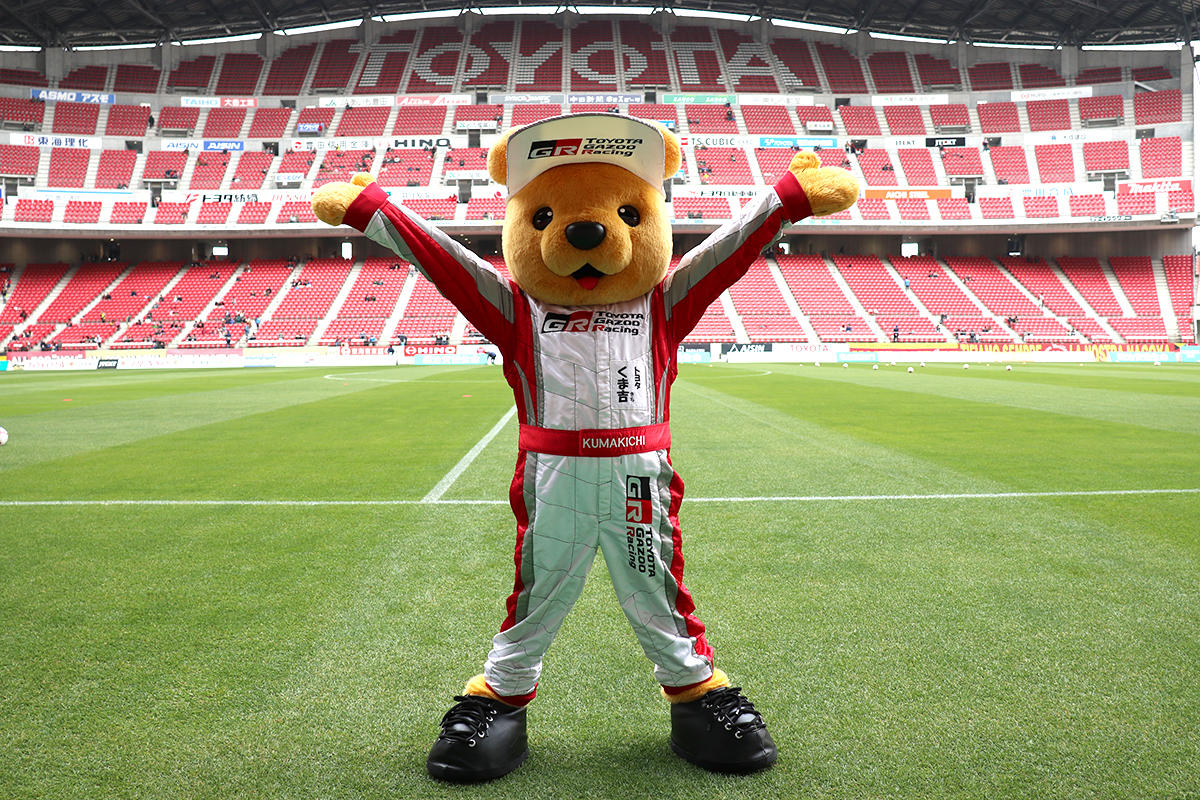 グランパスくん、グランパスくん Jr.といっしょに記念撮影するトヨタ くま吉