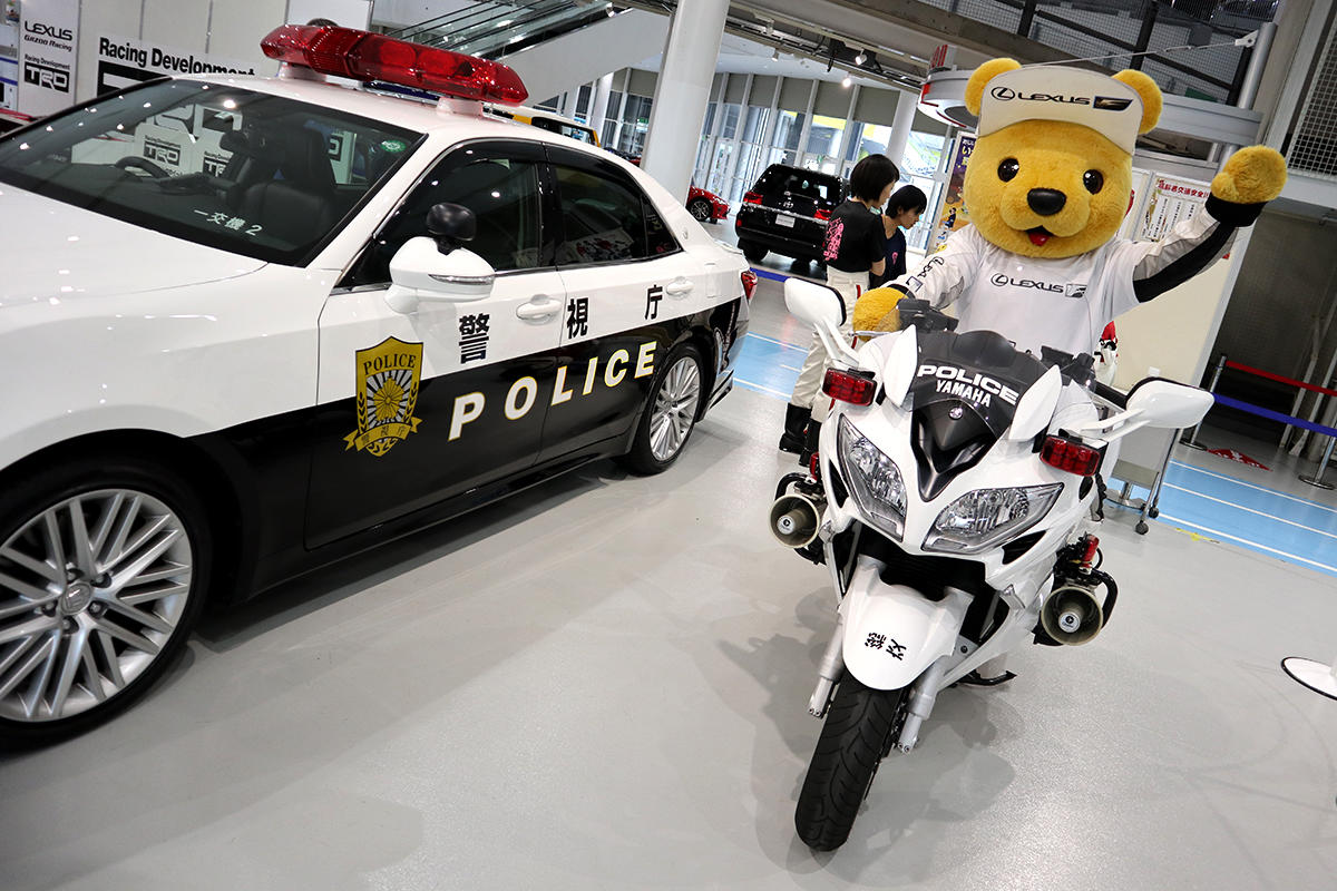 LGDA夏祭りで白バイにのって記念撮影するレクサス くま吉