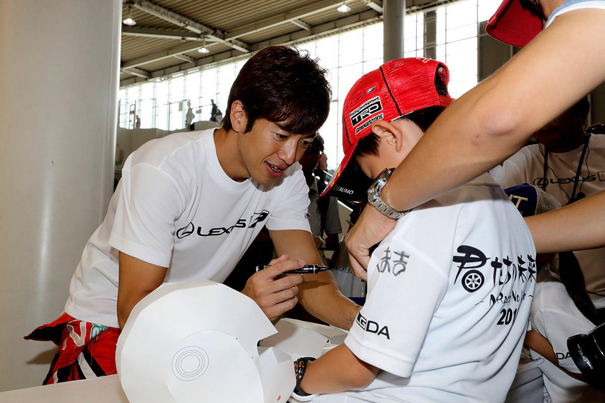 こども達とペーパークラフトをする立川祐路選手