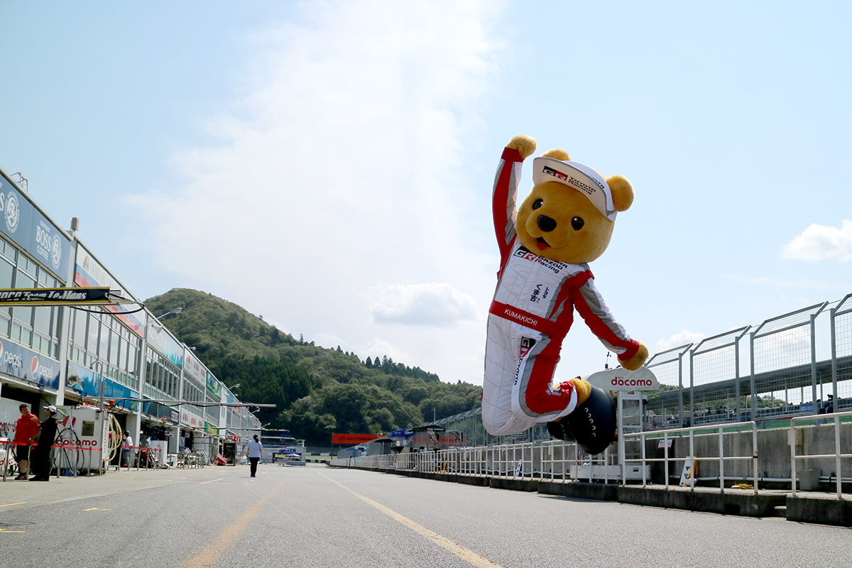 岡山国際サーキットのピットレーンで記念撮影するトヨタ くま吉