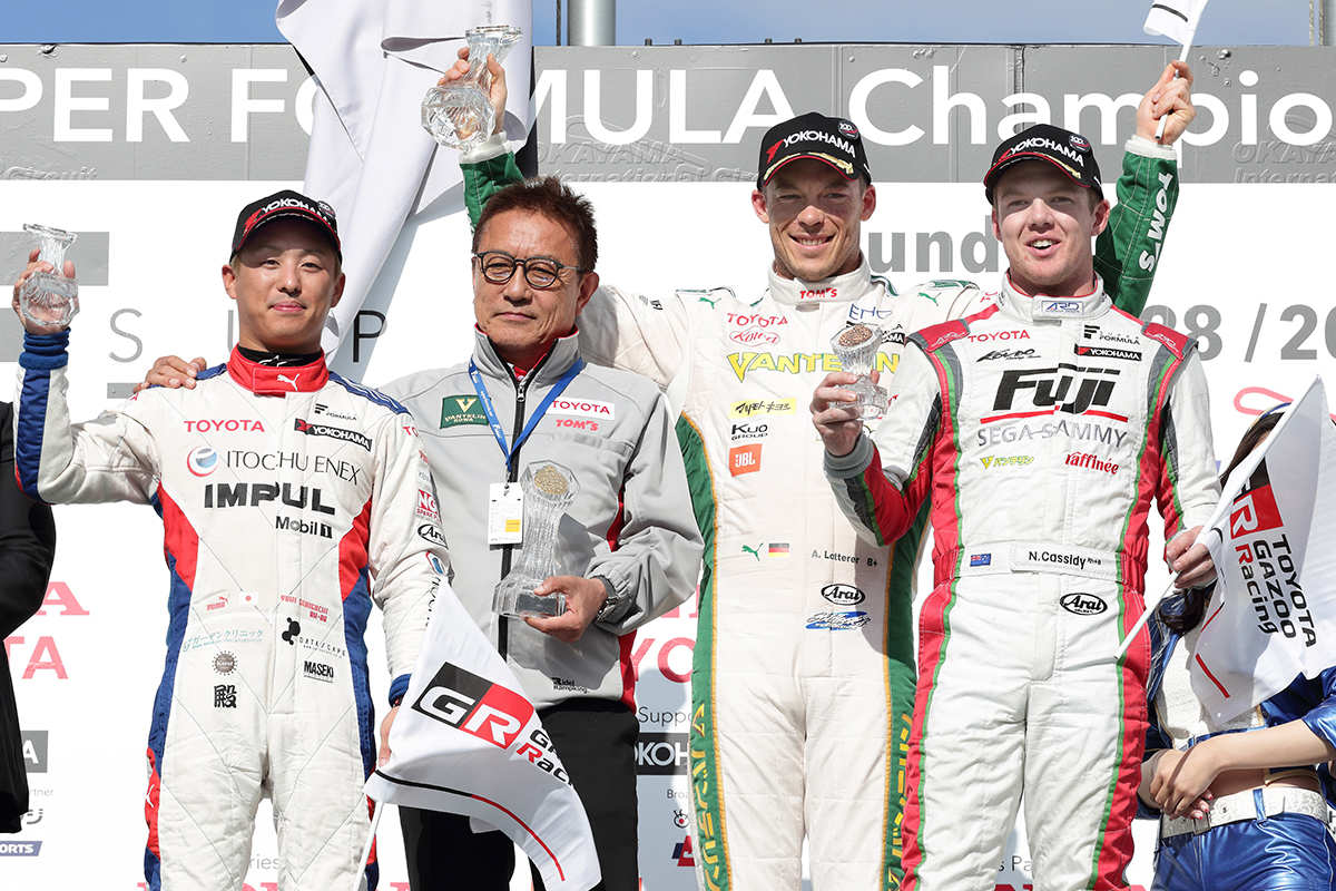 2017年のスーパーフォーミュラ岡山戦 レース1で表彰台を獲得したアンドレ・ロッテラー選手、関口雄飛選手、ニック・キャシディ選手