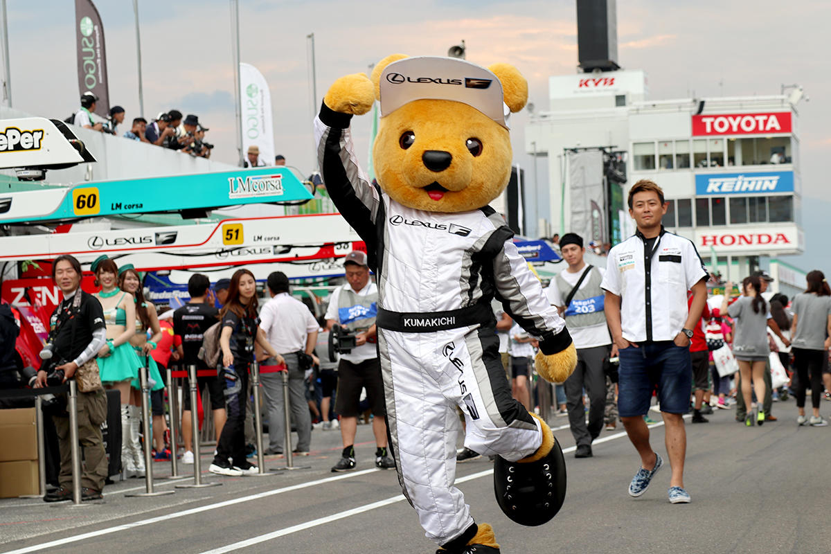 スポーツランドSUGOのピットレーンでポーズするレクサス くま吉