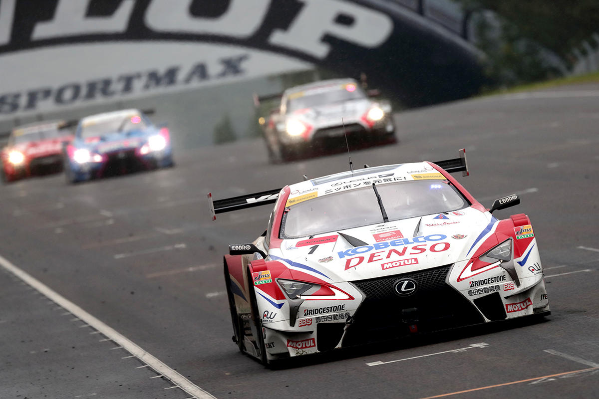 2017年のSUPER GT SUGO戦で劇的な勝利を遂げたDENSO KOBELCO SARD LC500 1号車