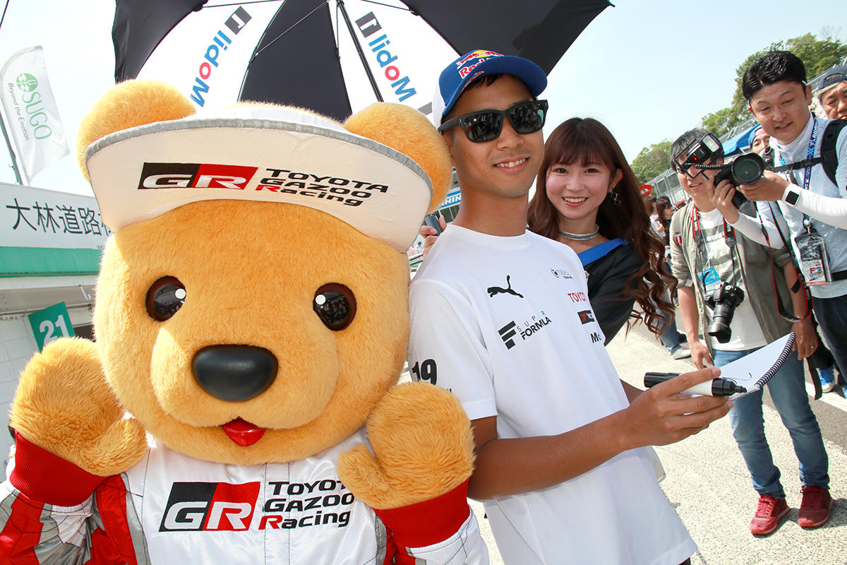平川亮選手とトヨタ くま吉