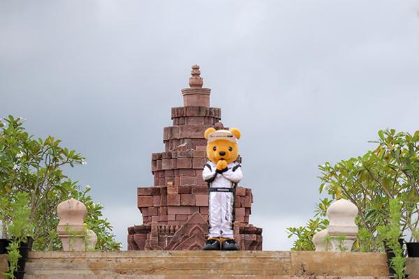 サーキットのそばの寺院で記念撮影するレクサス くま吉