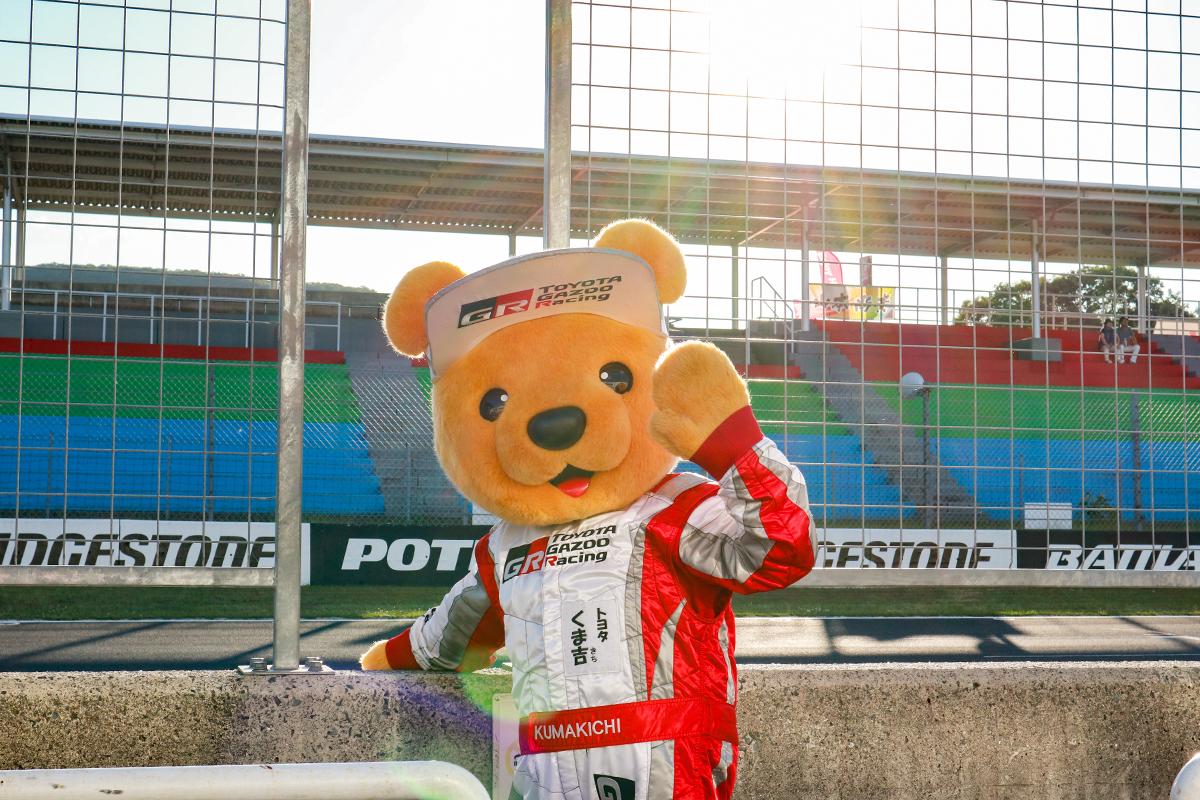 岡山サーキットのピット側でポーズをとるトヨタ くま吉