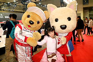 トヨタ くま吉 ルーキーちゃんとピンクのドレスの女の子と@ 東京オートサロン2016