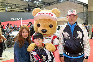 トヨタ くま吉 スカジャンをきた男性の3人家族と@ 東京オートサロン2016