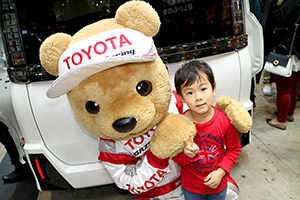 トヨタ くま吉 赤いUKロンTの少年と@ 東京オートサロン2016
