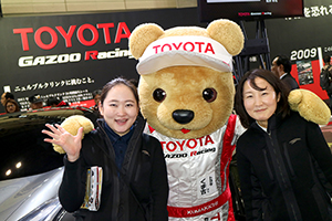 トヨタ くま吉 ハリアーのフリースの女性2人組と@ 東京オートサロン2016