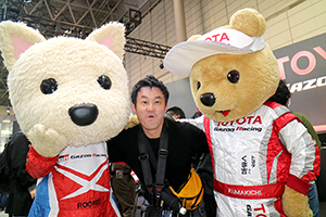 トヨタ くま吉 ルーキーちゃんと首からカメラをさげた男性と@ 東京オートサロン2016