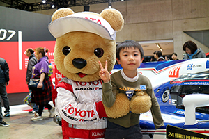 トヨタ くま吉 カーキ色のロンTの少年と@ 東京オートサロン2016