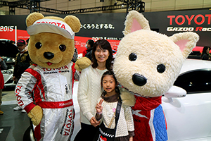 トヨタ くま吉 ルーキーちゃんと白のニットの親子と@ 東京オートサロン2016