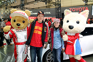 トヨタ くま吉 ルーキーちゃんと黒赤スタジャンのカップルと@ 東京オートサロン2016