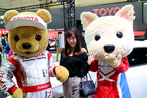 トヨタ くま吉 ルーキーちゃんと黒いカバンを持った女性と@ 東京オートサロン2016