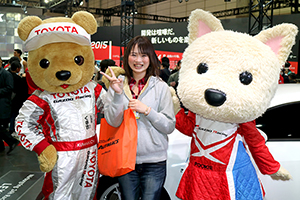 トヨタ くま吉 ルーキーちゃんとAUTOBACSのバッグを持ったグレーパーカの女性と@ 東京オートサロン2016