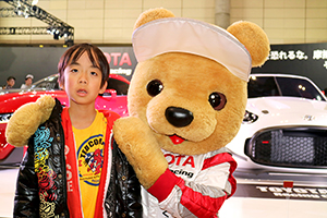 トヨタ くま吉 赤パーカに黄色のTシャツの少年と@ 東京オートサロン2016