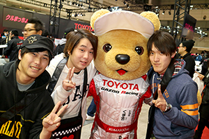 トヨタ くま吉 ピースサインの男性3人と@ 東京オートサロン2016