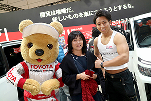 トヨタ くま吉 クルマッチョと赤マフラーの女性と@ 

東京オートサロン2016