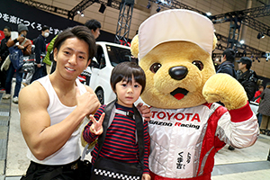 トヨタ くま吉 クルマッチョと赤黒ボーダーの少年と@ 東京オートサロン2016