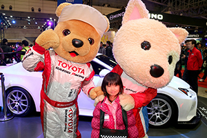 トヨタ くま吉 ルーキーちゃんとピンク黒ドット柄ダ

ウンの女の子と@ 東京オートサロン2016