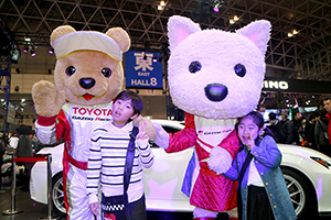 トヨタ くま吉 ルーキーちゃんと長袖のポロシャツの兄妹と@ 東京オートサロン2016