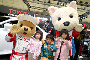 トヨタ くま吉 ルーキーちゃんとピンクのコートの3姉弟と@ 東京オートサロン2016