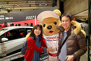 トヨタ くま吉 赤カーディガンのカップルと@ 東京オートサロン2016