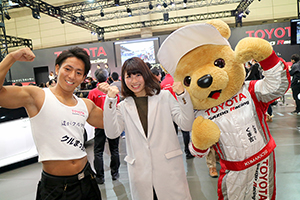 トヨタ くま吉 クルマッチョと白いコートの女性と@ 

東京オートサロン2016