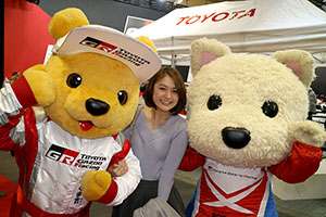 トヨタ くま吉 ルーキーちゃんとグレーのニットの女

性と@ 大阪オートメッセ2016