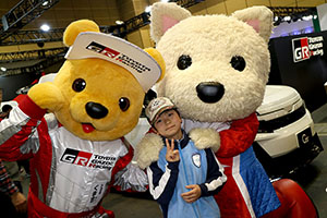 トヨタ くま吉 ルーキーちゃんと茶色のキャップの少

年と@ 大阪オートメッセ2016