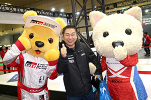 トヨタ くま吉 ルーキーちゃんとSARDのジャンパーを着た男性と@ 大阪オートメッセ2016