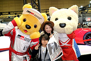 トヨタ くま吉 ルーキーちゃんと茶色のハットの女性と@ 大阪オートメッセ2016